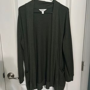 Lightweight womans cardigan with front pockets